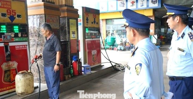 Ngành chức năng Bình Dương thường xuyên kiểm tra chất lượng xăng, dầu ở các cơ sở kinh doanh.
