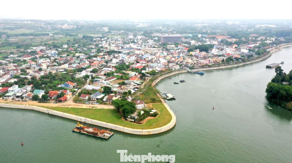 Thành phố Tân Uyên nằm ở phía Đông Nam của tỉnh Bình Dương, tiếp giáp với thành phố Biên Hòa và huyện Vĩnh Cửu thuộc tỉnh Đồng Nai cùng với các huyện, thị, thành phố đang phát triển của tỉnh Bình Dương như thành phố Dĩ An, thành phố Thuận An, thành phố Thủ Dầu Một, thị xã Bến Cát, huyện Bắc Tân Uyên.