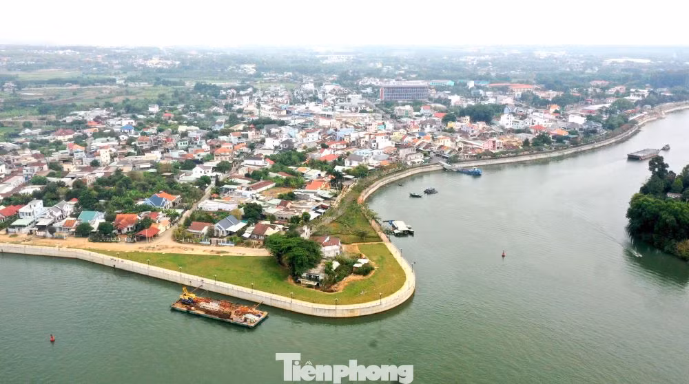 Thành phố Tân Uyên nằm ở phía Đông Nam của tỉnh Bình Dương, tiếp giáp với thành phố Biên Hòa và huyện Vĩnh Cửu thuộc tỉnh Đồng Nai cùng với các huyện, thị, thành phố đang phát triển của tỉnh Bình Dương như thành phố Dĩ An, thành phố Thuận An, thành phố Thủ Dầu Một, thị xã Bến Cát, huyện Bắc Tân Uyên.