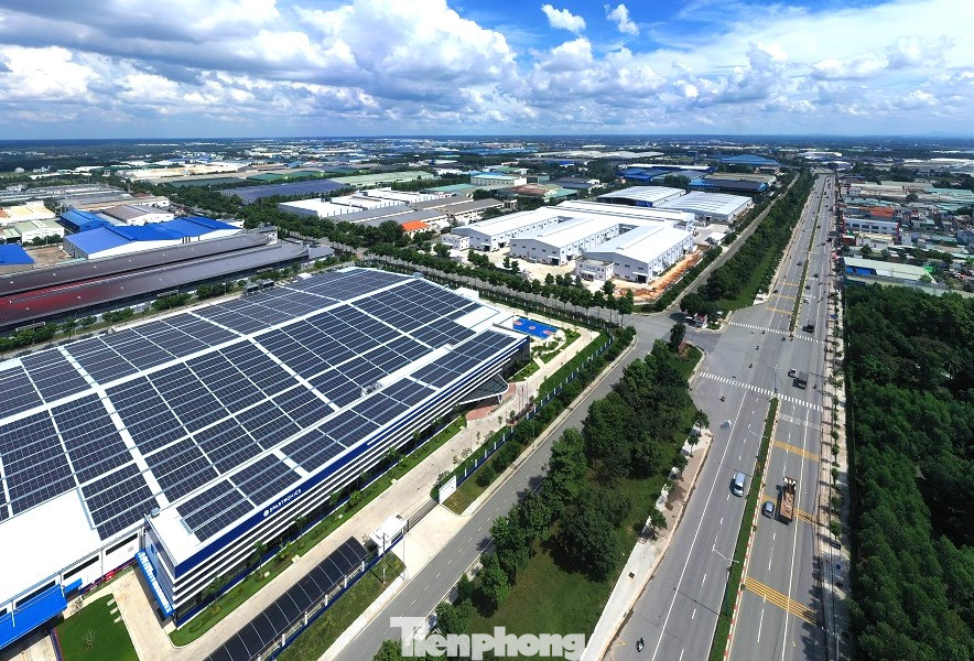 Ngoài các dự án cầu đường đã đề cập ở trên, tới đây Bình Dương và Đồng Nai sẽ phối hợp triển khai xây dựng các dự án cầu kết nối hai địa phương gồm: cầu Tân An - Lạc An bắc qua sông Đồng Nai kết nối xã Lạc An (huyện Bắc Tân Uyên, Bình Dương) với xã Tân An (huyện Vĩnh Cửu, Đồng Nai). Công trình sẽ kết nối tại vị trí đường ĐT 768 với đường Suối Ngang (xã Tân An, huyện Vĩnh Cửu, Đồng Nai) với tuyến đường mở mới đến ĐT 746 (định hướng kết nối vào ĐT 745B). Quy mô dự kiến của công trình là 6 làn xe, trong đó gồm 4 làn xe cơ giới và 2 làn xe thô sơ.