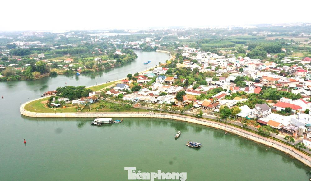 Tân Uyên đang là trung tâm phát triển kinh tế quan trọng của tỉnh Bình Dương, được đầu tư nhiều cầu đường băng sông Đồng Nai để nối Bình Dương với Đồng Nai.