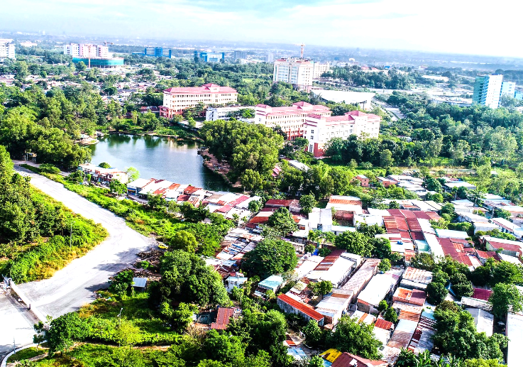 Nhiều căn nhà mái tôn trong khu vực dự án Đại học Quốc gia TPHCM. Nhiều căn nhà mái tôn trong khu vực dự án Đại học Quốc gia TPHCM.