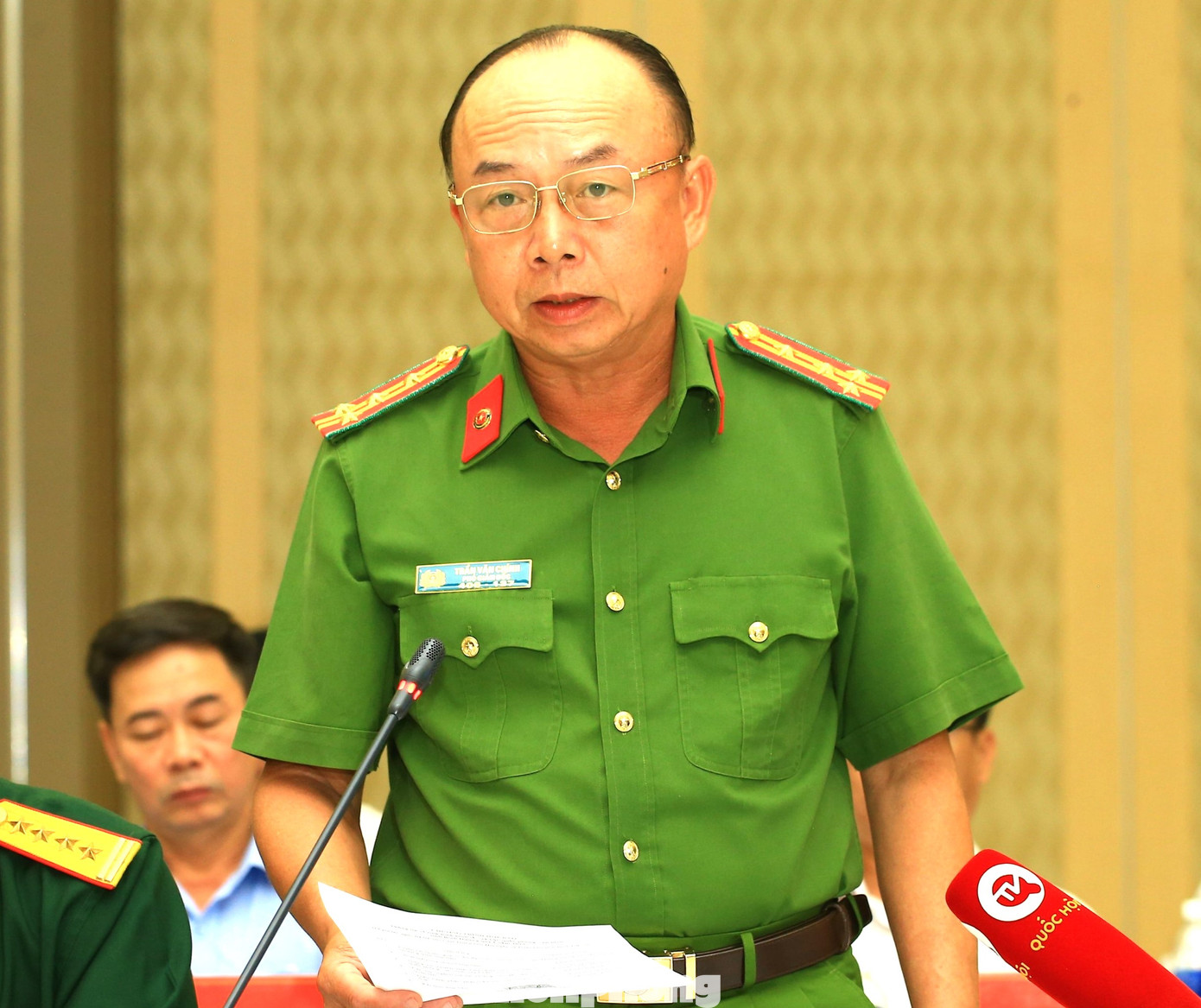 Đại tá Trần Văn Chính thông tin tại họp báo