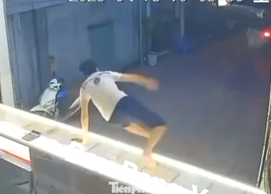 Nhân viên của tiệm vàng nhảy qua quầy để đuổi bắt cướp nhưng bất thành