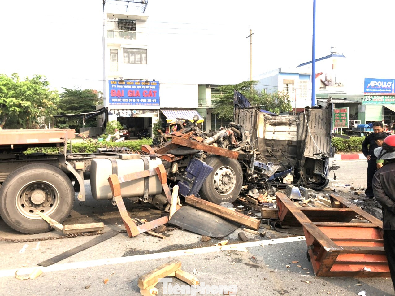 Đầu xe rời khỏi thân sau khi cuộn tôn rơi, lăn đè lên Đầu xe rời khỏi thân sau khi cuộn tôn rơi, lăn đè lên