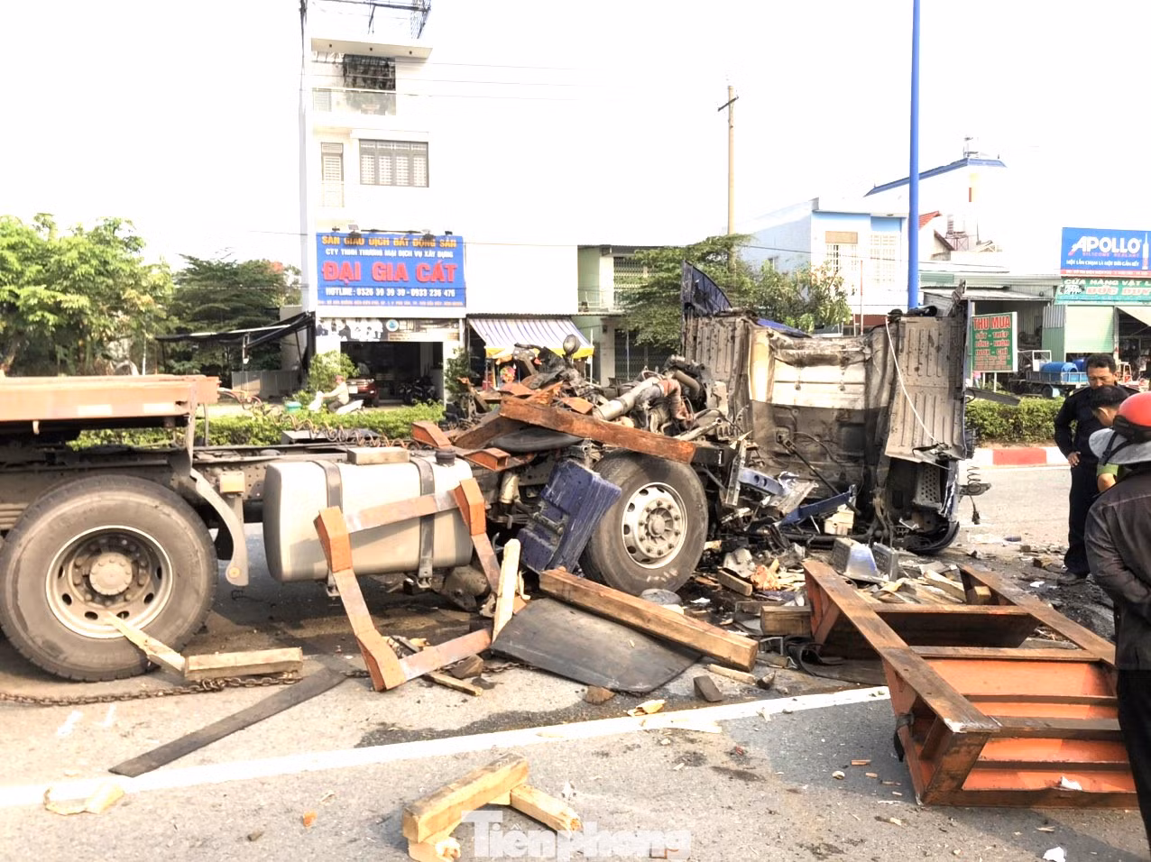 Đầu xe rời khỏi thân sau khi cuộn tôn rơi, lăn đè lên Đầu xe rời khỏi thân sau khi cuộn tôn rơi, lăn đè lên