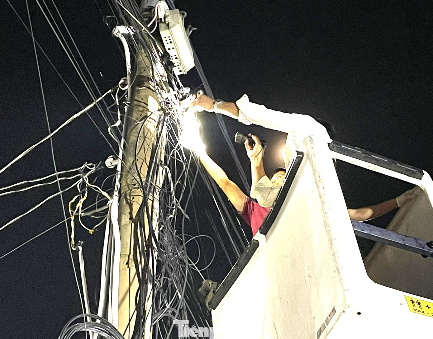 Cơ quan chức năng tiến hành kiểm tra điện để tìm hiểu nguyên nhân, đồng thời khắc phục sự cố Cơ quan chức năng tiến hành kiểm tra điện để tìm hiểu nguyên nhân, đồng thời khắc phục sự cố