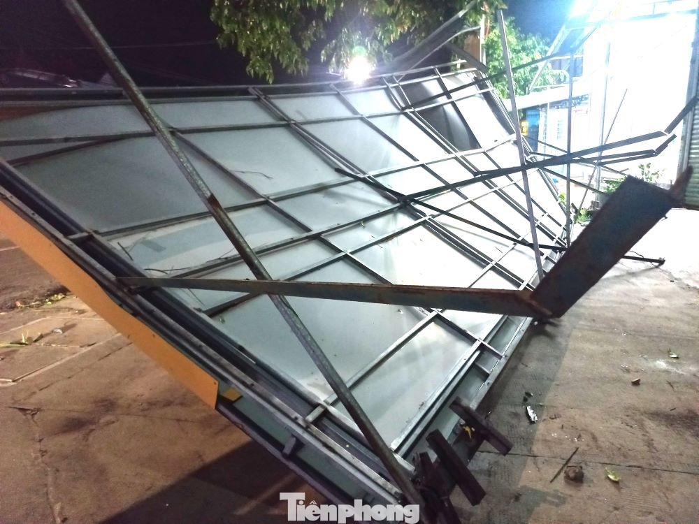 Bảng hiệu bị đổ vì giông lốc Bảng hiệu bị đổ vì giông lốc