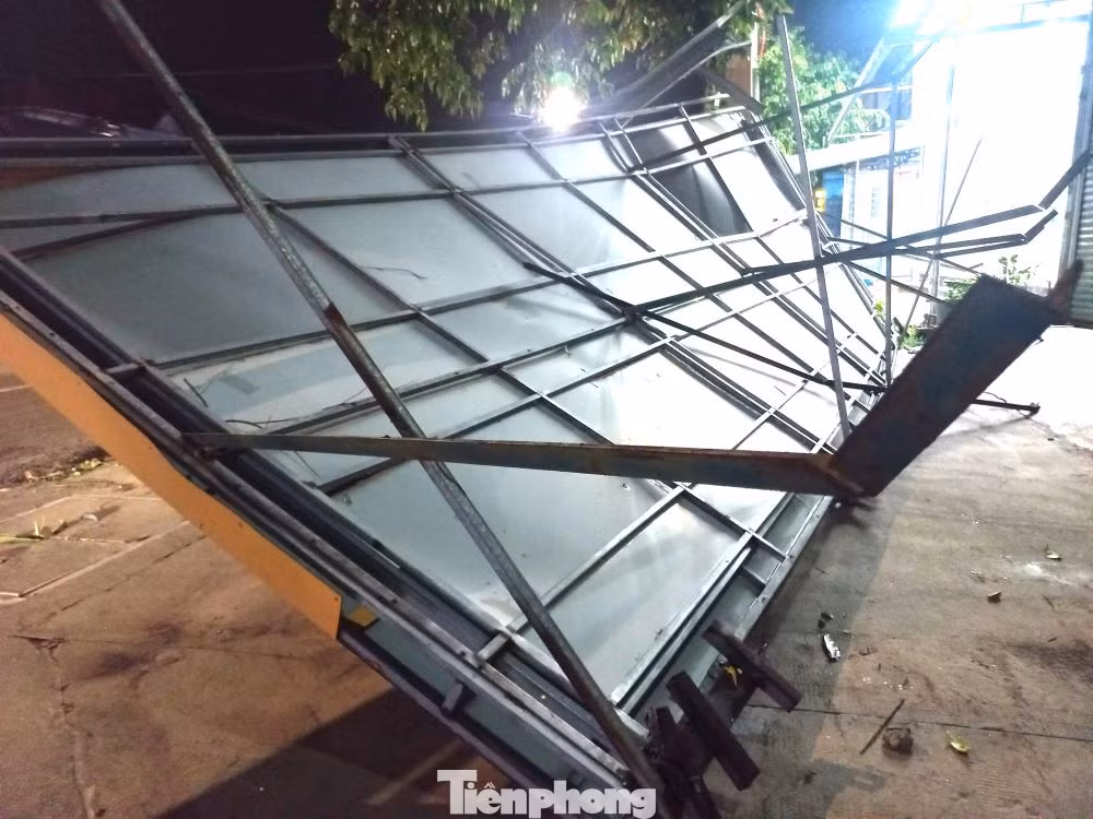 Bảng hiệu bị đổ vì giông lốc Bảng hiệu bị đổ vì giông lốc