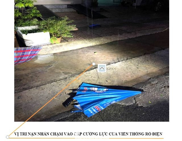 Cơ quan chức năng khám nghiệm tại vị trí nạn nhân bị điện giật để điều tra nguyên nhân Cơ quan chức năng khám nghiệm tại vị trí nạn nhân bị điện giật để điều tra nguyên nhân