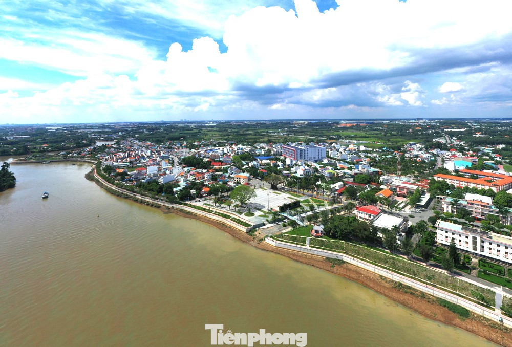 Thành phố Tân Uyên có vị trí nằm giáp sông Đồng Nai. Thành phố Tân Uyên có vị trí nằm giáp sông Đồng Nai.