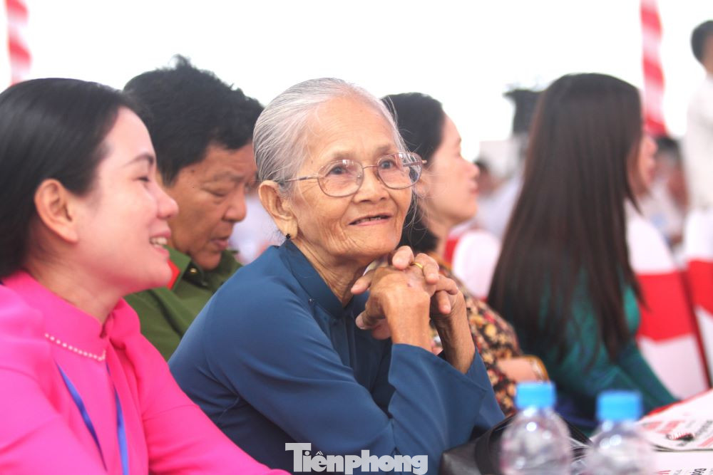 Người dân Tân Uyên vui mừng khi nghe quyết định công nhận thành phố. Người dân Tân Uyên vui mừng khi nghe quyết định công nhận thành phố.