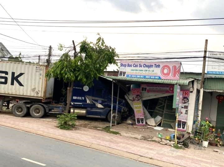 Xe container lao vào loạt ki ốt