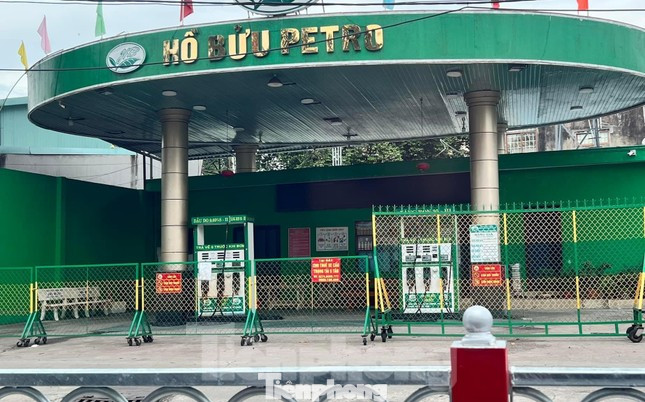 Một cửa hàng kinh doanh xăng, dầu bên đường Lê Hồng Phong (phường Phú Lợi, TP Thủ Dầu Một, Bình Dương) đóng cửa hơn 1 năm nay.