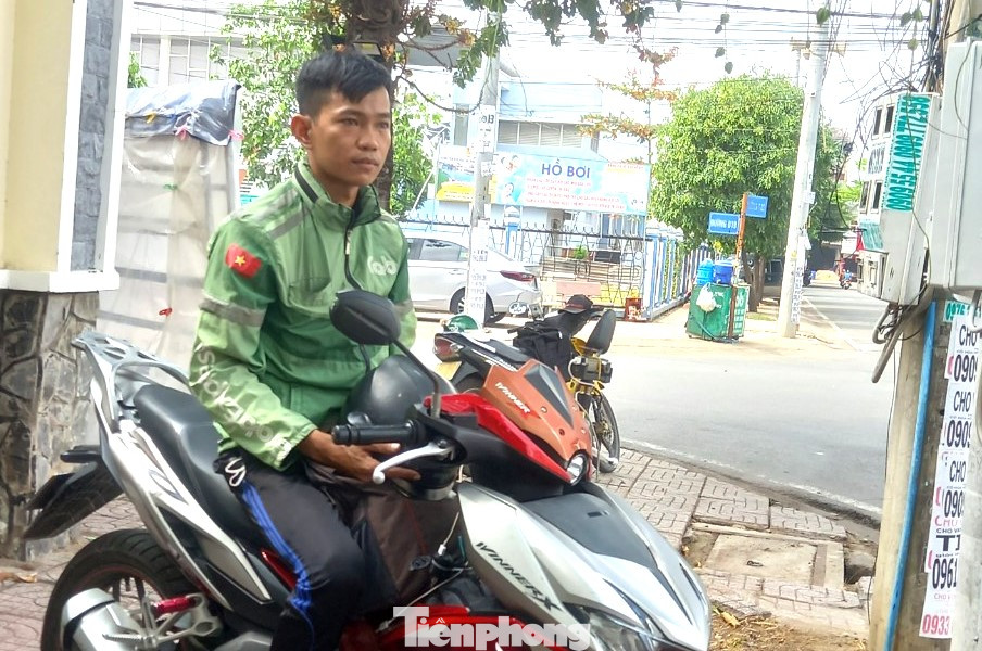 Ban ngày Tuấn chạy xe ôm kiếm tiền trang trải cuộc sống