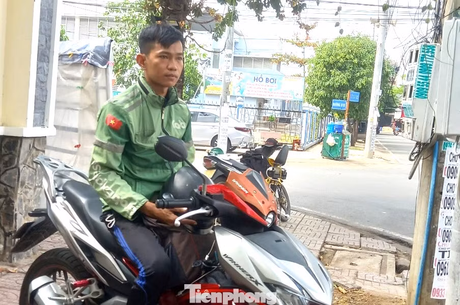 Ban ngày Tuấn chạy xe ôm kiếm tiền trang trải cuộc sống Ban ngày Tuấn chạy xe ôm kiếm tiền trang trải cuộc sống