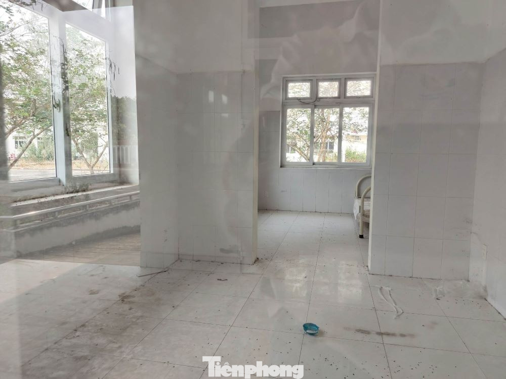 Do chưa thống nhất được việc hoàn thành cải tạo sửa chữa các hạng mục thiếu như công trình phụ, thiết bị khám, chữa bệnh nên Bệnh viện Đa khoa tỉnh chưa tiếp nhận bàn giao.