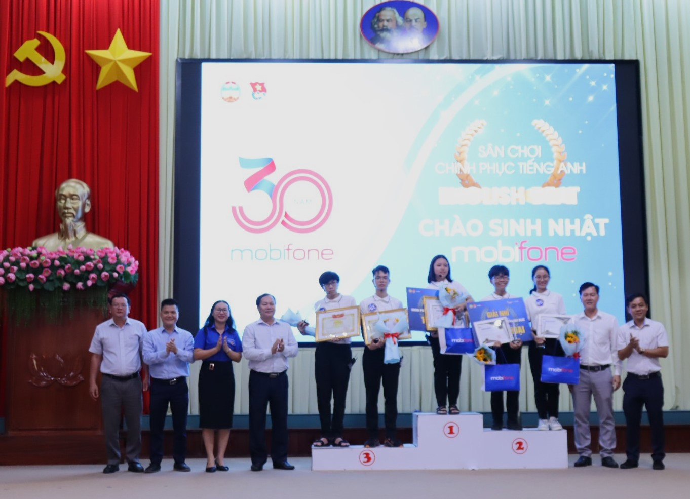 Lê Nguyễn Bảo Anh, học sinh Trường THPT chuyên Quang Trung giành ngôi quán quân chương trình Lê Nguyễn Bảo Anh, học sinh Trường THPT chuyên Quang Trung giành ngôi quán quân chương trình