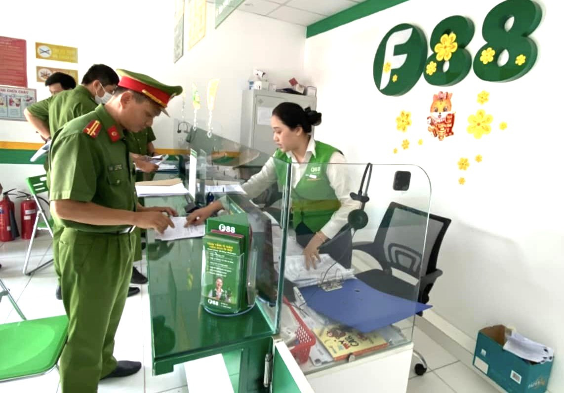 Công an kiểm tra một chi nhánh Công ty F88 tại huyện Phú Giáo, tỉnh Bình Dương