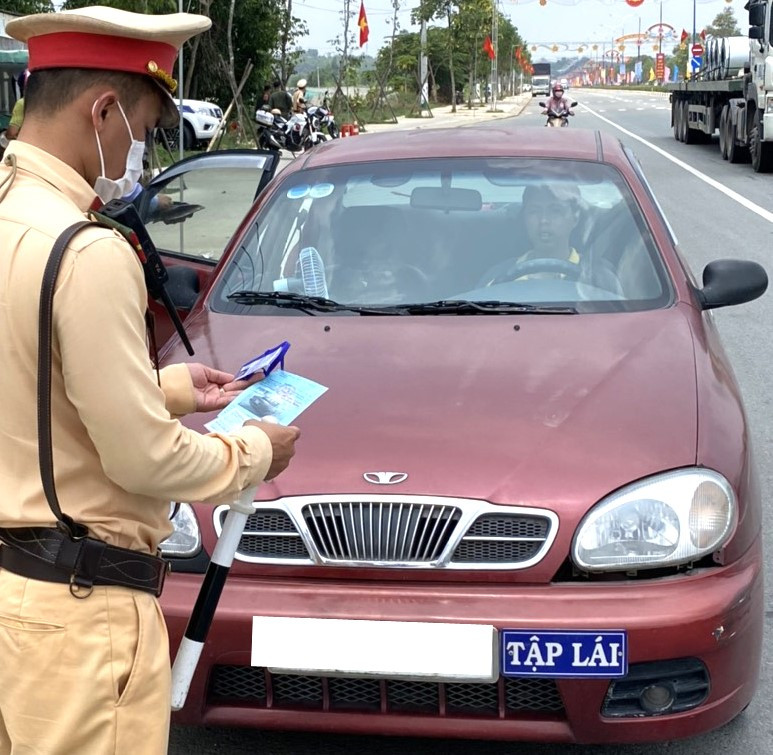 Lực lượng CSGT kiểm tra một xe tập lái chạy trên đường thuộc địa bàn TP Tân Uyên (Bình Dương) Lực lượng CSGT kiểm tra một xe tập lái chạy trên đường thuộc địa bàn TP Tân Uyên (Bình Dương)