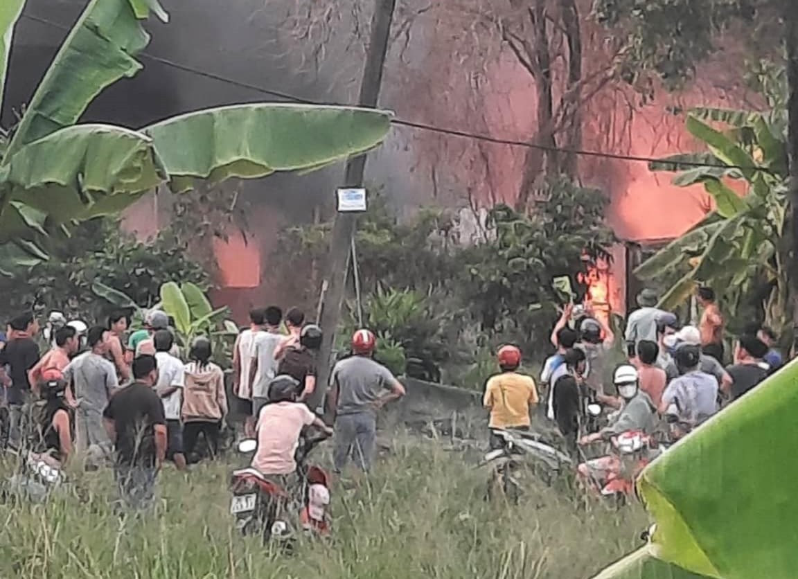 Lửa bao trùm kho phế liệu