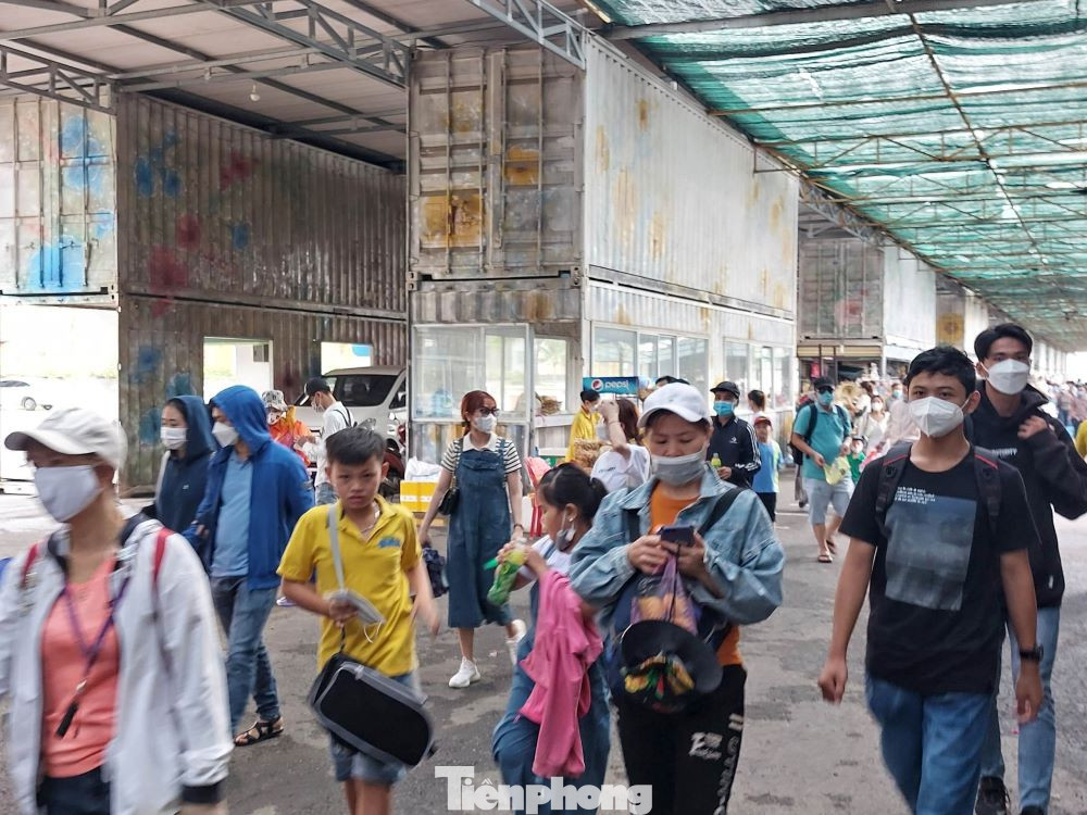 Các điểm ăn uống bên trong khu vui chơi được bố trí rất nhiều nhưng nhiều du khách đến tham quan chuẩn bị thêm thực phẩm để đáp ứng nhu cầu.