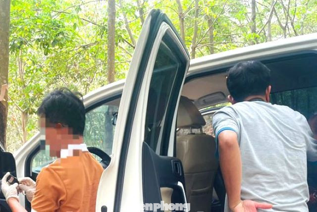 Công an khám nghiệm chiếc xe bán tải nghi can cất giấu trong vườn cao su