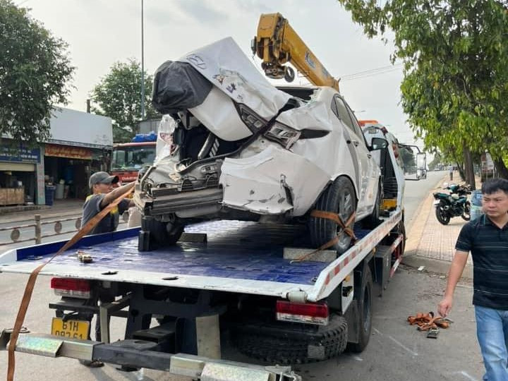 Xe ô tô 5 chỗ biến dạng