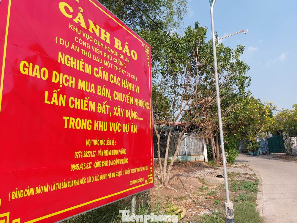 Một số hộ dân đến nay vẫn chưa giao đất, số khác đã giao đất để nhận nền tái định cư nhưng chờ mãi vẫn chưa có nơi tái định cư nên phải nán lại ở tạm trong căn nhà xuống cấp.