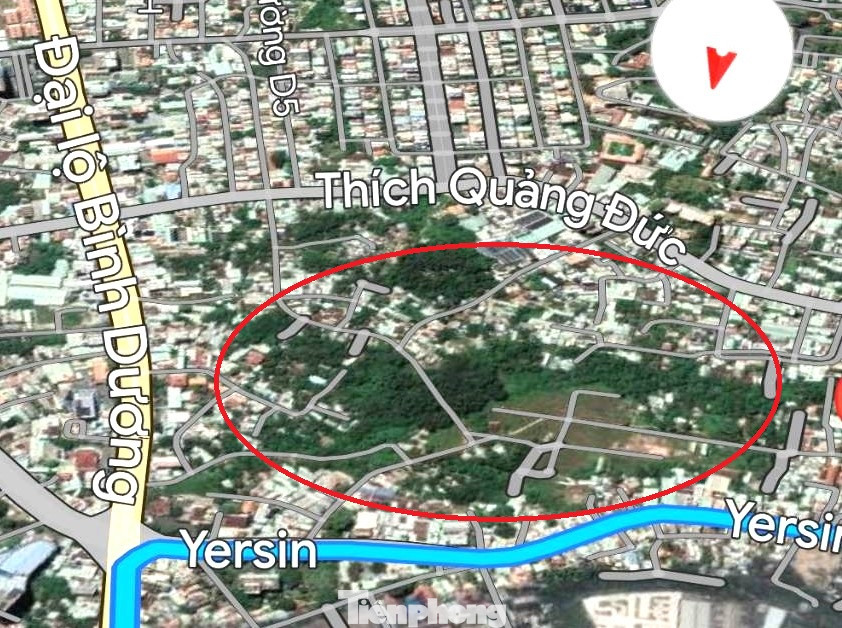 Vị trí đất để thực hiện dự án này nằm giữa trung tâm TP. Thủ Dầu Một. Khu vực dự án được xem là “đất vàng” khi tiếp giáp với những tuyến đường sầm uất gồm quốc lộ 13 (còn gọi là Đại lộ Bình Dương), Thích Quảng Đức và Yersin thuộc phường Phú Cường (TP Thủ Dầu Một). Ảnh chụp từ vệ tinh