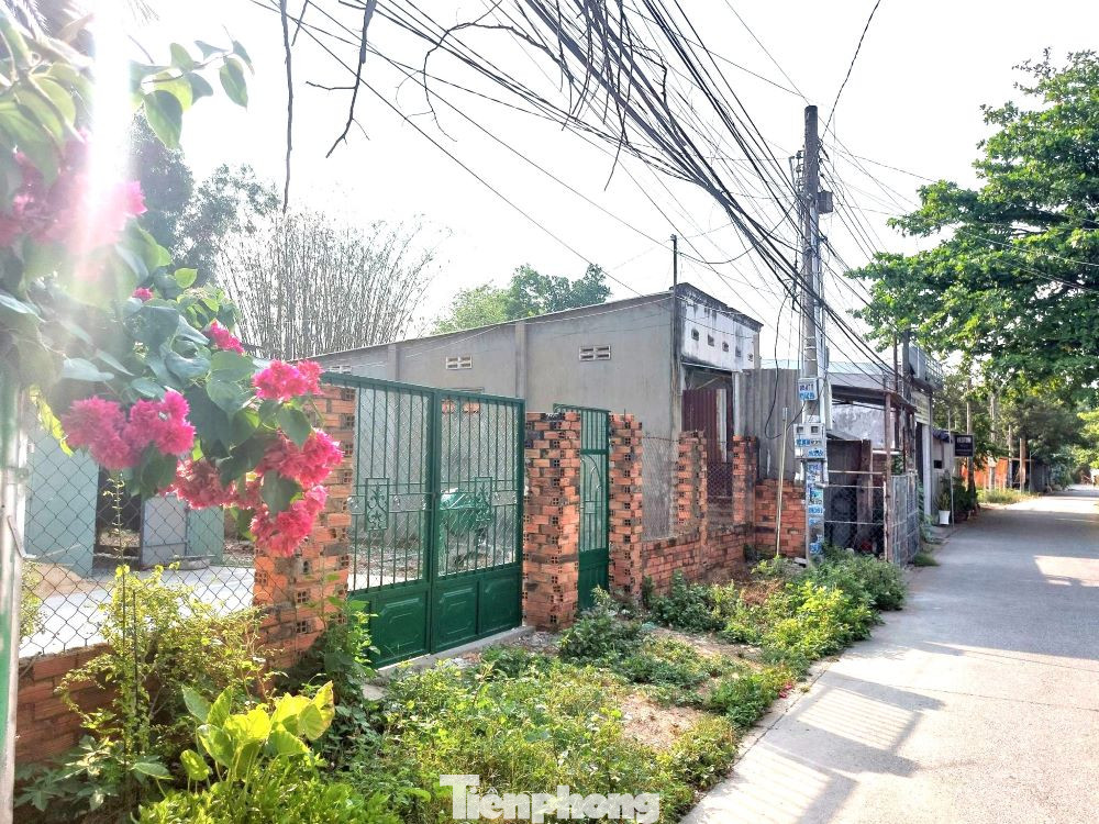 Là một trong số các hộ dân chịu ảnh hưởng bởi dự án, bà Lê Thị Phương cho biết, gia đình có đất nằm trong phạm vi dự án, được hoán đổi nền tái định cư, nhưng đã hơn chục năm nay đang phải đi thuê nhà trọ. "Nhà nước có hỗ trợ tiền thuê nhà hai triệu đồng mỗi tháng, nên gia đình chỉ dám thuê phòng trọ vì nếu thuê nhà thì phải bỏ thêm chi phí, trong khi hoàn cảnh đang khó khăn. Nếu ai hỏi giờ đây chúng tôi cần gì? Bao nhiêu người ở đây chỉ mong dự án sớm triển khai”, bà Phương chia sẻ.