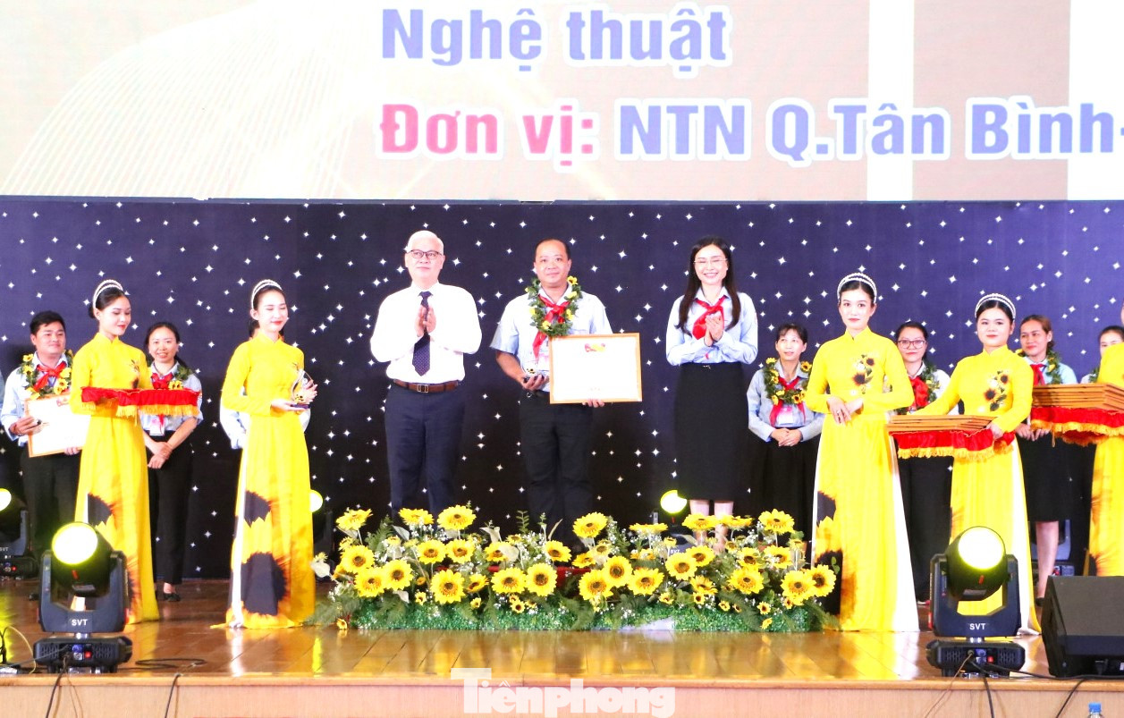 Bí thư Tỉnh ủy Bình Dương Nguyễn Văn Lợi và Bí thư Trung ương Đoàn, Chủ tịch Hội đồng Đội Trung ương Nguyễn Phạm Duy Trang khen thưởng cá nhân xuất sắc