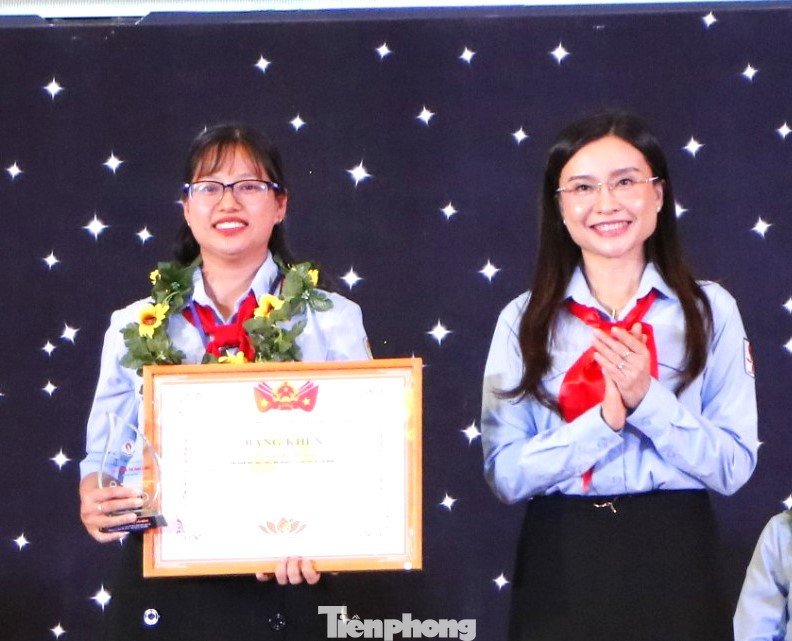 Bí thư Trung ương Đoàn, Chủ tịch Hội đồng Đội Trung ương Nguyễn Phạm Duy Trang khen thưởng cá nhân xuất sắc