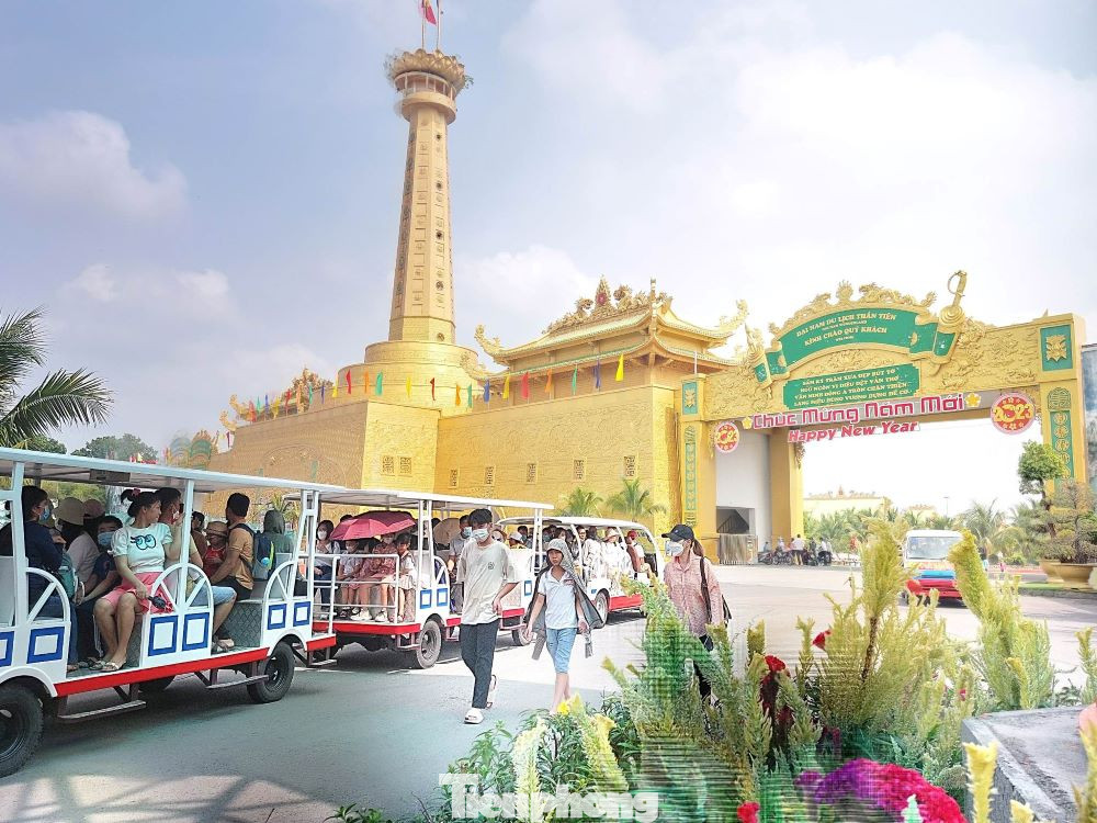 Lạc cảnh Đại Nam Văn Hiến (hay còn gọi là Đại Nam Du lịch thần tiên) là một khu du lịch tọa lạc tại phường Hiệp An, thành phố Thủ Dầu Một, tỉnh Bình Dương.