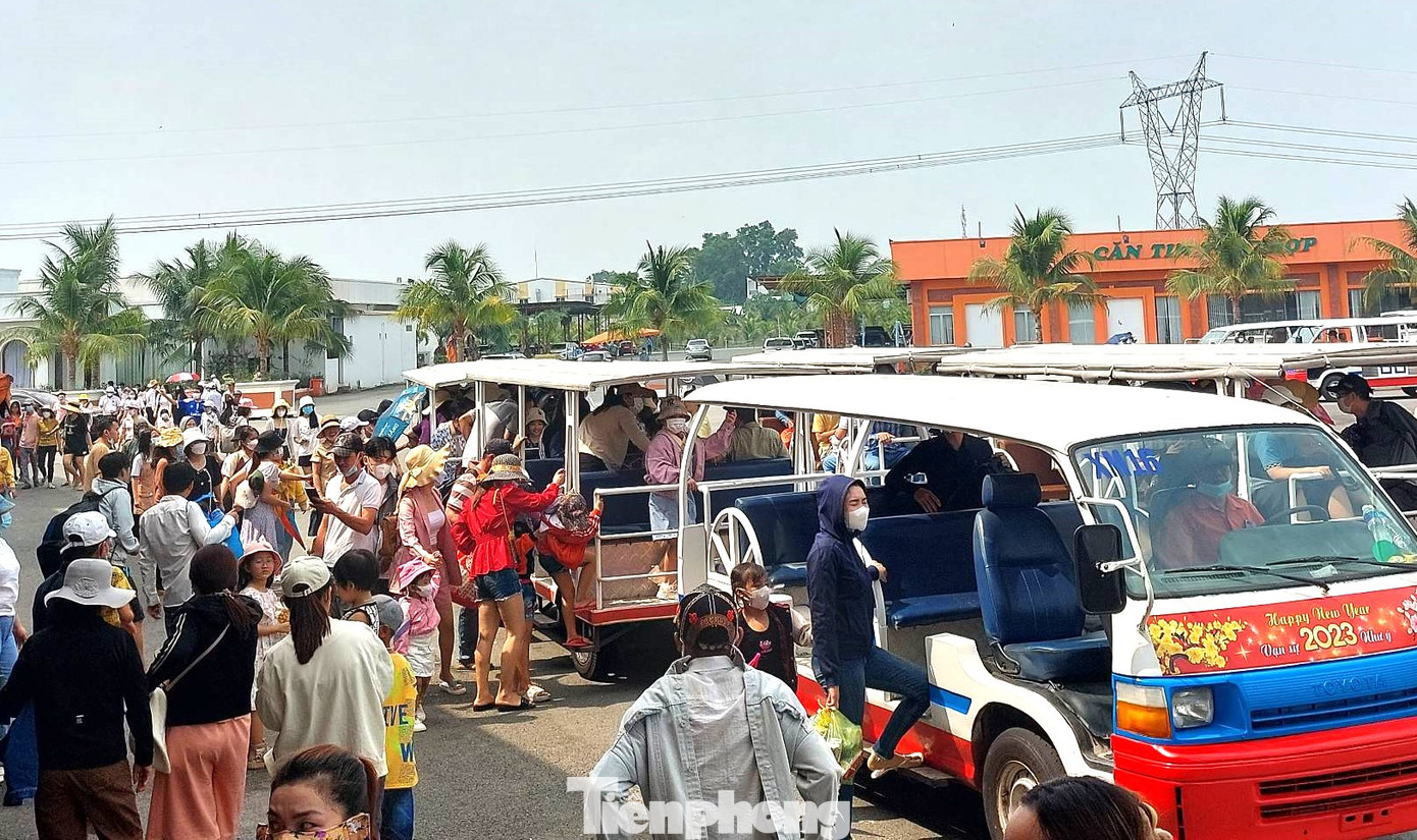 Rất đông du khách phải chờ xe của khu du lịch Đại Nam đưa đến các điểm tham quan trong khu du lịch rộng hàng trăm hecta.