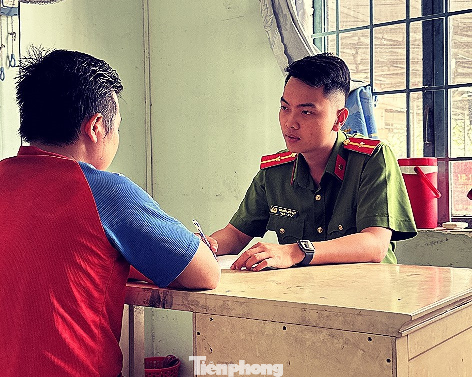 Tài xế (áo đỏ) được đưa về trụ sở công an làm việc