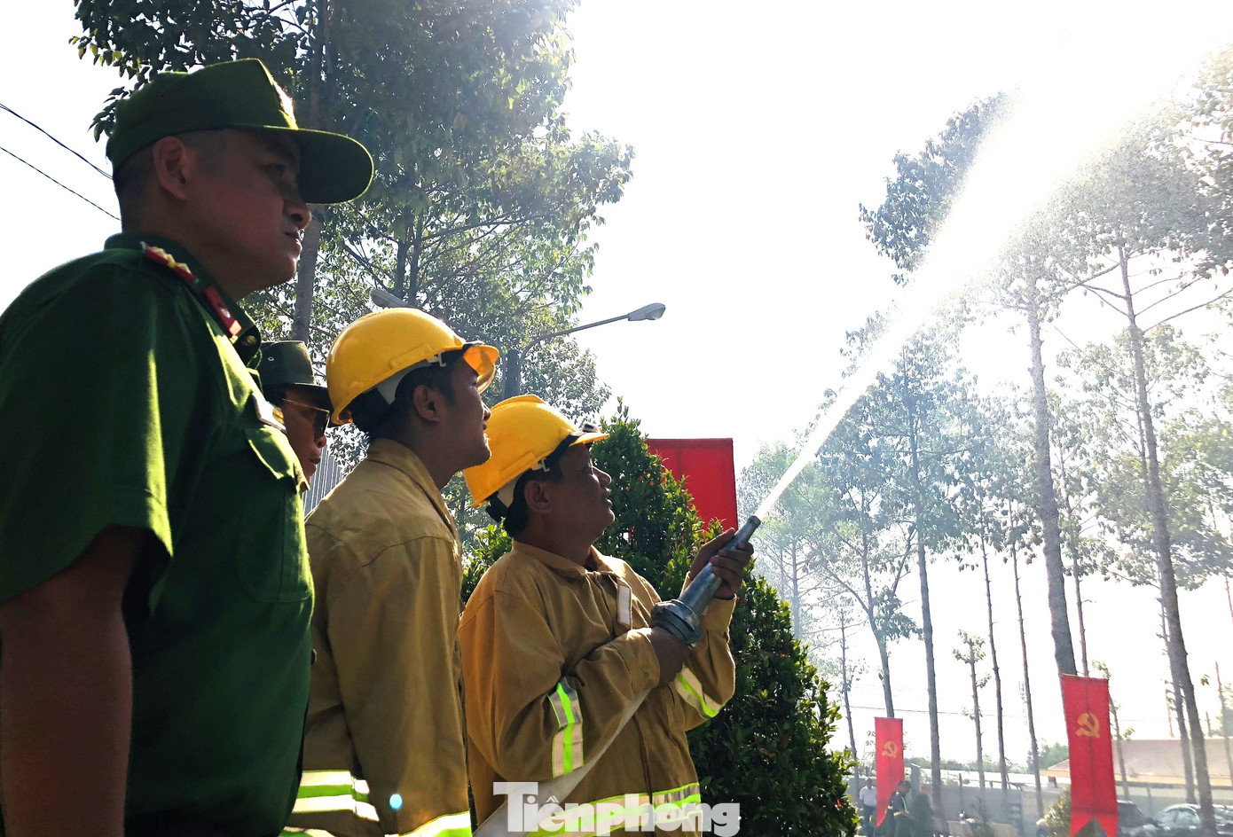 "Tổ xe ba gác chữa cháy lưu động" cứu hỏa trong một trường hợp giả định.