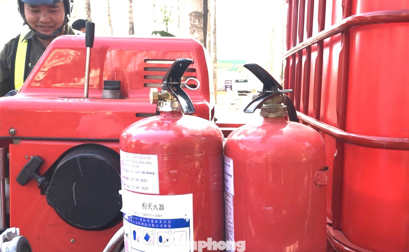 Trên xe ba gác, ngoài máy bơm nước còn được trang bị các bình chữa cháy mini