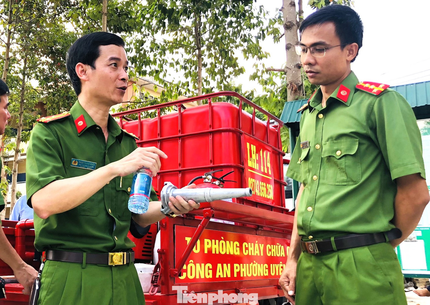 Cán bộ phòng cháy, chữa cháy trao đổi nghiệp vụ trong quá trình triển khai mô hình