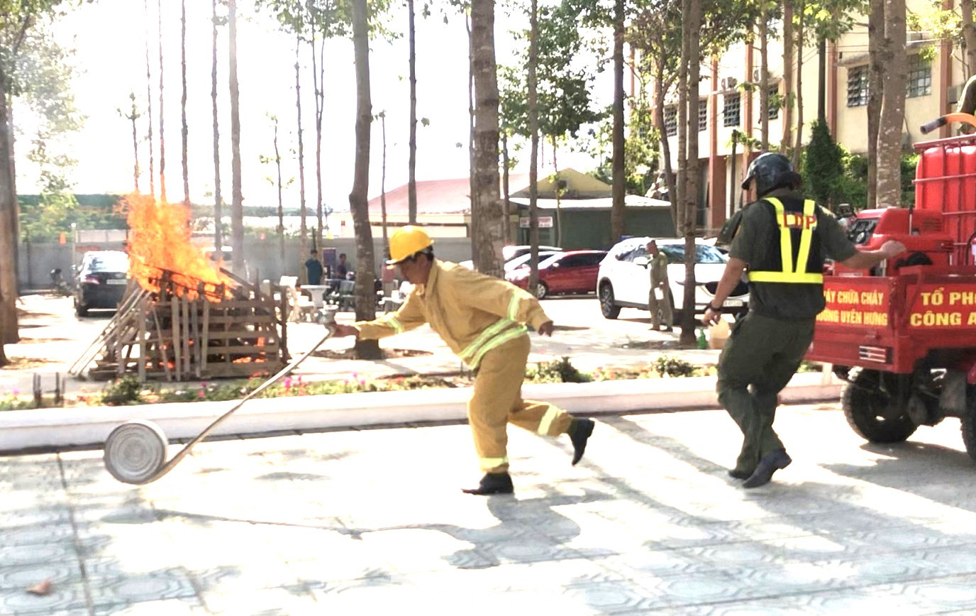 "Tổ xe ba gác chữa cháy lưu động" làm nhiệm vụ trong một trường hợp hỏa hoạn giả định.