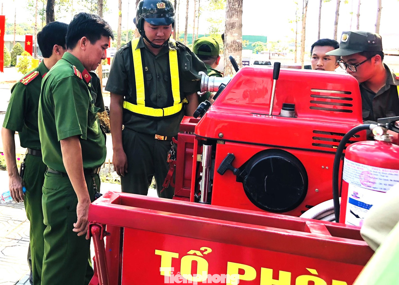 Cán bộ chữa cháy chuyên nghiệp hướng dẫn nghiệp vụ cho "Tổ xe ba gác chữa cháy lưu động"