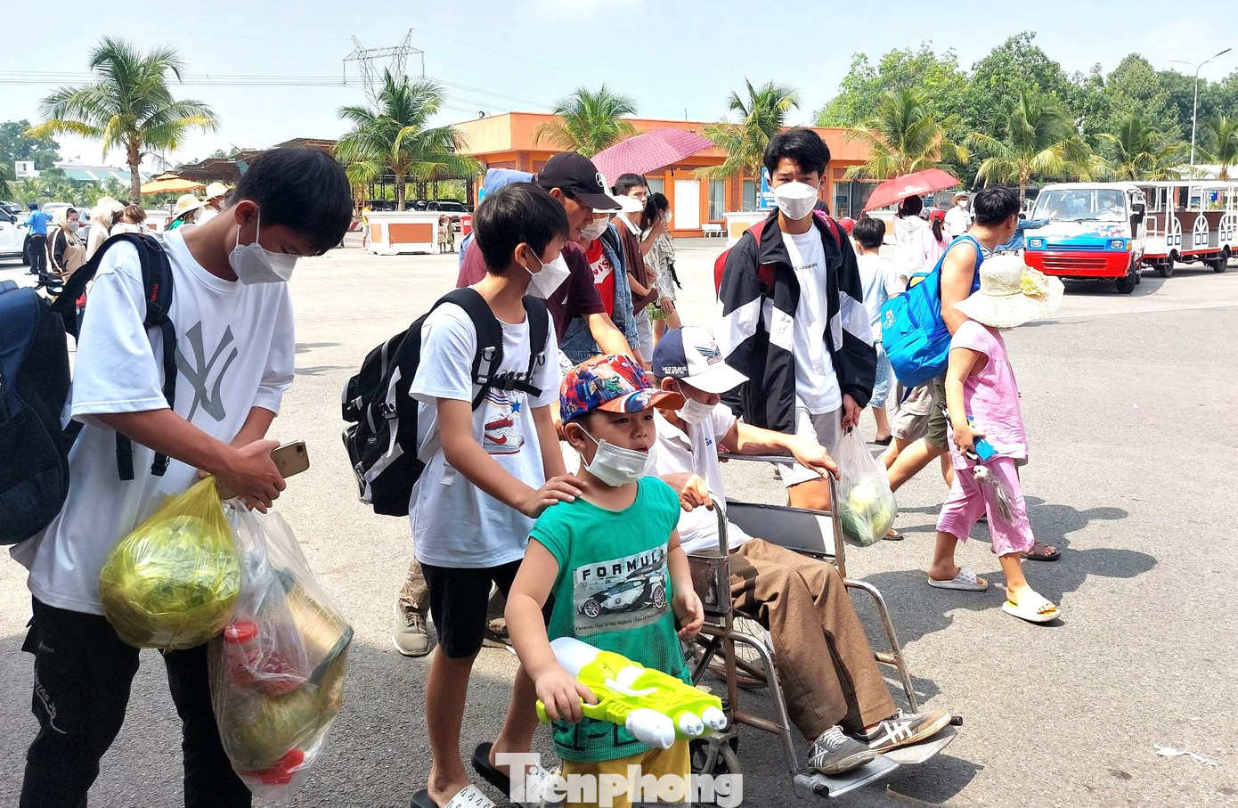 Một số du khách sức khỏe không tốt nhưng vẫn đến tham quan tại khu du lịch Đại Nam