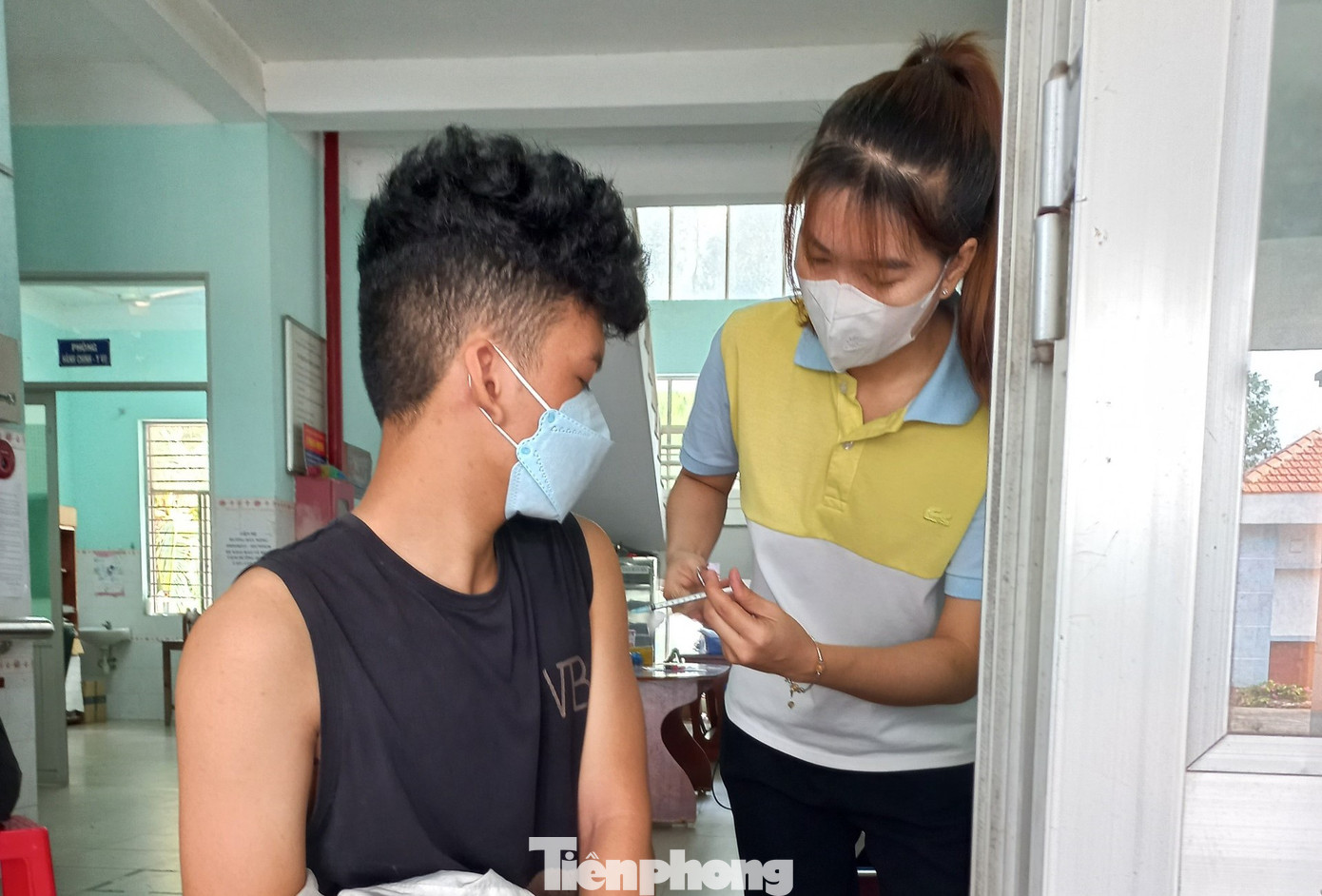 Người dân Bình Dương đến trạm y tế tiêm vắc xin phòng COVID-19 Người dân Bình Dương đến trạm y tế tiêm vắc xin phòng COVID-19