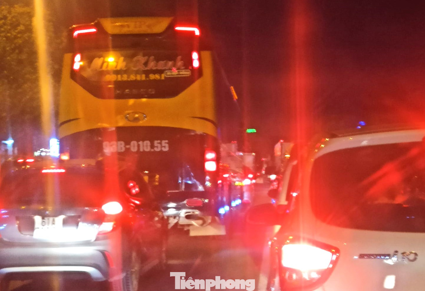 Phương tiện nối đuôi nhau từ quốc lộ 13 đi đường Huỳnh Văn Cù đến cầu Phú Cường Phương tiện nối đuôi nhau từ quốc lộ 13 đi đường Huỳnh Văn Cù đến cầu Phú Cường