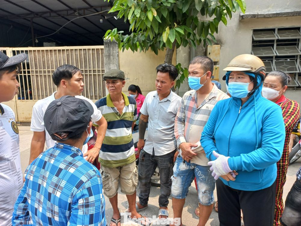 Công nhân bức xúc khi công ty ngưng hoạt động nhưng chưa trả lương. Công nhân bức xúc khi công ty ngưng hoạt động nhưng chưa trả lương.