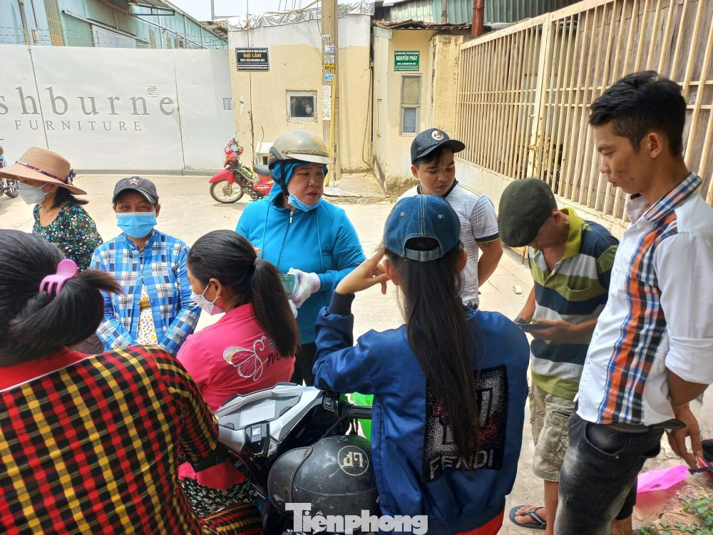 Công nhân đến trụ sở công ty đòi quyền lợi. Công nhân đến trụ sở công ty đòi quyền lợi.