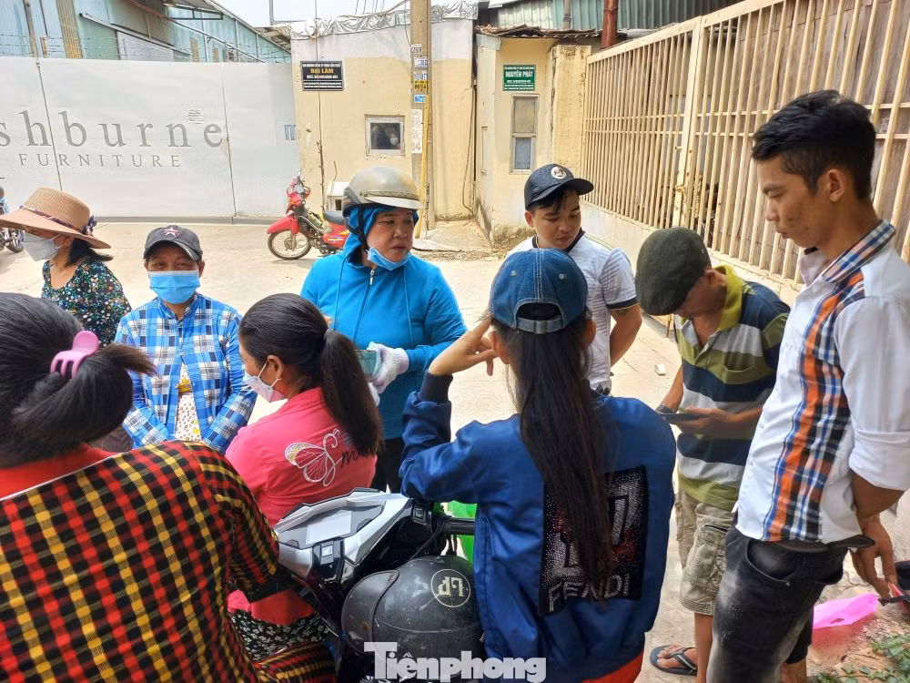 Công nhân đến trụ sở Công ty TNHH Đại Lâm để đòi lương.