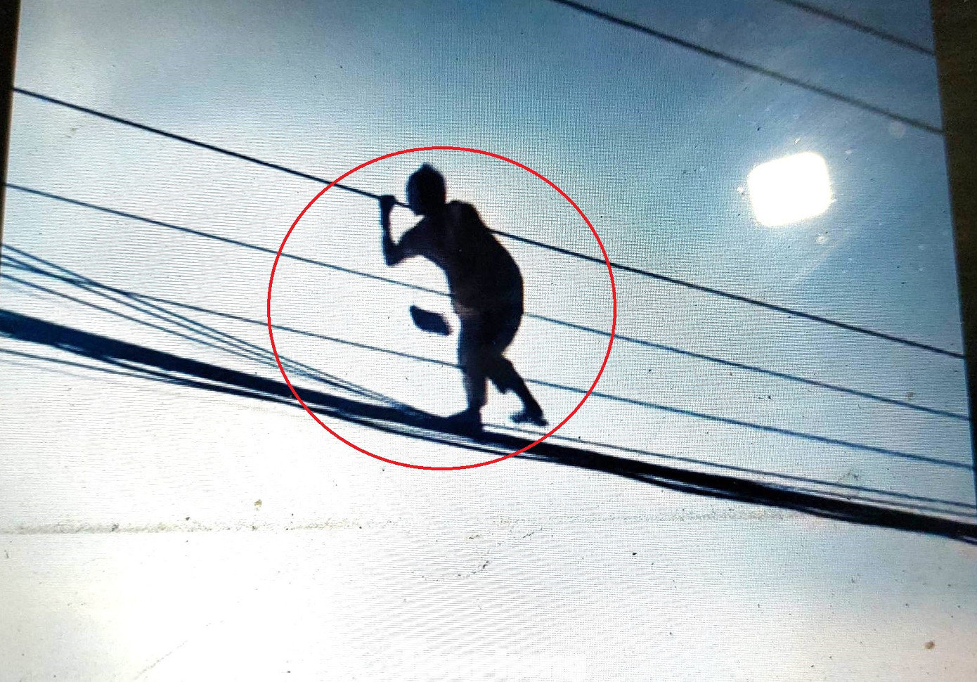 Cô gái đi trên dây cáp. Cô gái đi trên dây cáp.