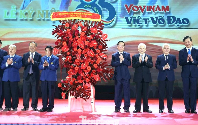Chủ tịch nước Võ Văn Thưởng tặng hoa chúc mừng kỷ niệm 85 năm thành lập Vovinam Chủ tịch nước Võ Văn Thưởng tặng hoa chúc mừng kỷ niệm 85 năm thành lập Vovinam
