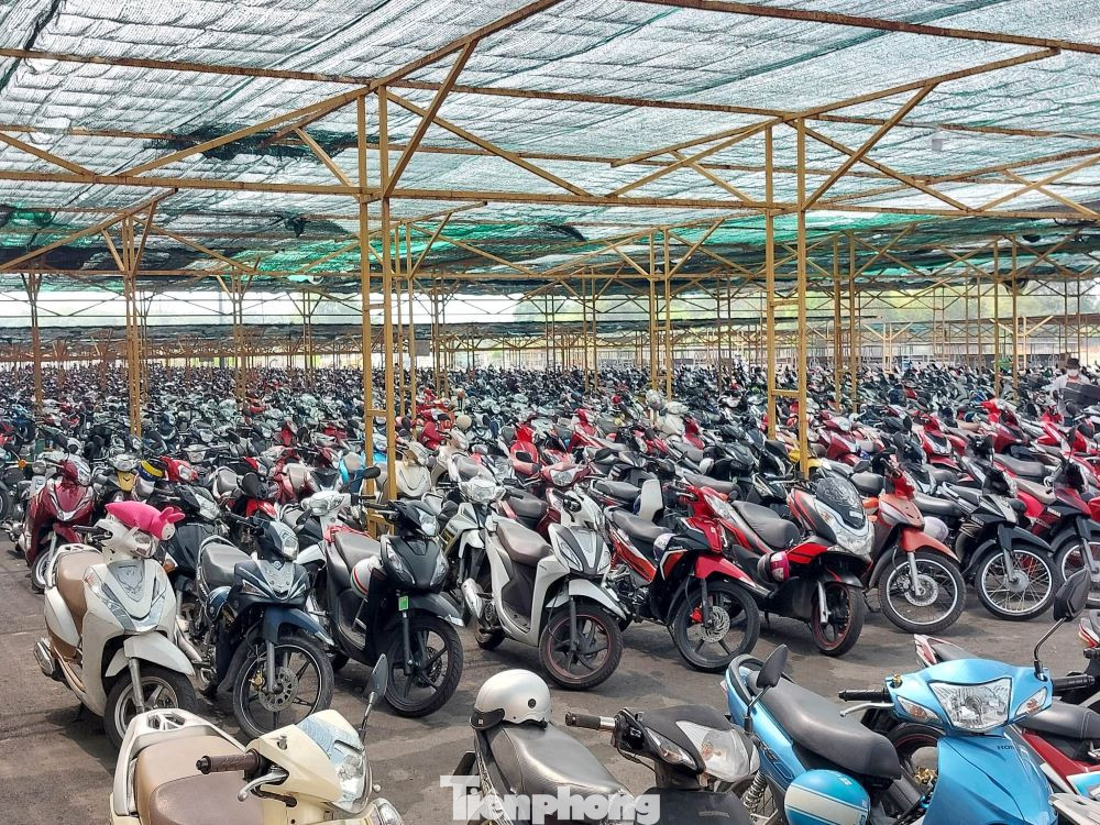 Khu du lịch bố trí bãi giữ xe có mái che với sức chứa hàng nghìn phương tiện nhưng vẫn bị quá tải.